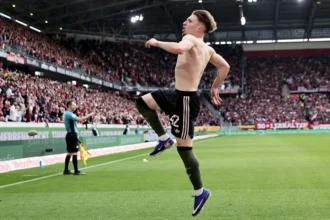 **Lennart Karl sufre rotura fibrilar y será baja con el Bayern de Múnich ante el Real Madrid** El delantero alemán Lennart Karl, de 18 años, sufrió una rotura fibrilar en el muslo derecho, lo que lo dejará fuera de competencia por tiempo indefinido, según informó el Bayern de Múnich. La lesión se produce en un momento clave de la temporada, cuando el equipo disputaba la fase decisiva de la Liga de Campeones. El club bávaro confirmó que el jugador ofensivo no podrá participar en el partido de vuelta de los cuartos de final ante el Real Madrid. La baja representa una pérdida para el técnico Vincent Kompany, quien pierde a una de sus jóvenes promesas en un encuentro de alta exigencia internacional. Más información en alodigitalrd.com. #BayernMunich #RealMadrid #LennartKarl #ChampionsLeague #FutbolInternacional #AloRD #AloDigitalRD #NoticiasRD