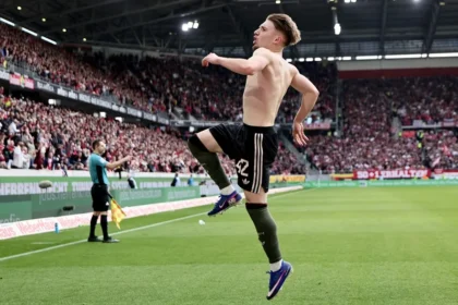 **Lennart Karl sufre rotura fibrilar y será baja con el Bayern de Múnich ante el Real Madrid** El delantero alemán Lennart Karl, de 18 años, sufrió una rotura fibrilar en el muslo derecho, lo que lo dejará fuera de competencia por tiempo indefinido, según informó el Bayern de Múnich. La lesión se produce en un momento clave de la temporada, cuando el equipo disputaba la fase decisiva de la Liga de Campeones. El club bávaro confirmó que el jugador ofensivo no podrá participar en el partido de vuelta de los cuartos de final ante el Real Madrid. La baja representa una pérdida para el técnico Vincent Kompany, quien pierde a una de sus jóvenes promesas en un encuentro de alta exigencia internacional. Más información en alodigitalrd.com. #BayernMunich #RealMadrid #LennartKarl #ChampionsLeague #FutbolInternacional #AloRD #AloDigitalRD #NoticiasRD