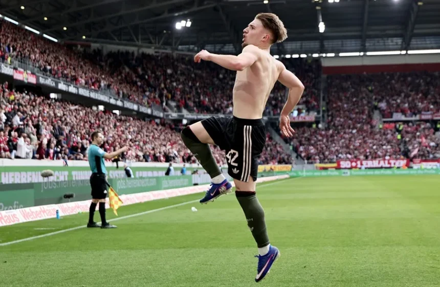 **Lennart Karl sufre rotura fibrilar y será baja con el Bayern de Múnich ante el Real Madrid** El delantero alemán Lennart Karl, de 18 años, sufrió una rotura fibrilar en el muslo derecho, lo que lo dejará fuera de competencia por tiempo indefinido, según informó el Bayern de Múnich. La lesión se produce en un momento clave de la temporada, cuando el equipo disputaba la fase decisiva de la Liga de Campeones. El club bávaro confirmó que el jugador ofensivo no podrá participar en el partido de vuelta de los cuartos de final ante el Real Madrid. La baja representa una pérdida para el técnico Vincent Kompany, quien pierde a una de sus jóvenes promesas en un encuentro de alta exigencia internacional. Más información en alodigitalrd.com. #BayernMunich #RealMadrid #LennartKarl #ChampionsLeague #FutbolInternacional #AloRD #AloDigitalRD #NoticiasRD