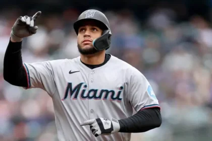 **Agustín Ramírez conecta jonrón y lidera victoria de los Marlins sobre San Luis** El dominicano Agustín Ramírez conectó su segundo jonrón de la temporada para contribuir a la victoria 5-3 de los Miami Marlins sobre los St. Louis Cardinals, cortando una racha de cinco triunfos consecutivos del conjunto de San Luis. El cuadrangular de Ramírez llegó al inicio de la quinta entrada, dando ventaja a su equipo en un partido donde también destacó el abridor Max Meyer, quien lanzó 5.1 entradas permitiendo dos carreras y ponchando a ocho bateadores. El relevo de Miami sostuvo el resultado, con Calvin Faucher acreditándose la victoria y Pete Fairbanks logrando el salvamento. A nivel ofensivo, Otto López y Liam Hicks impulsaron carreras clave para asegurar el triunfo, mientras que por los Cardinals, Jordan Walker extendió su racha de hits a 15 juegos. El resultado consolida el desempeño de los Marlins en casa con una ofensiva oportuna y un pitcheo efectivo. Más información en alodigitalrd.com. #MLB #AgustínRamírez #Marlins #Béisbol #Deportes #AloRD #AloDigitalRD #NoticiasRD