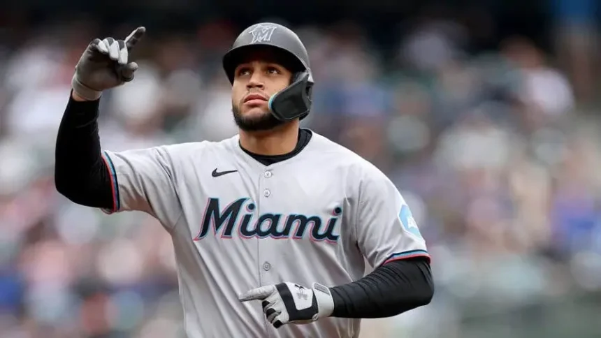 **Agustín Ramírez conecta jonrón y lidera victoria de los Marlins sobre San Luis** El dominicano Agustín Ramírez conectó su segundo jonrón de la temporada para contribuir a la victoria 5-3 de los Miami Marlins sobre los St. Louis Cardinals, cortando una racha de cinco triunfos consecutivos del conjunto de San Luis. El cuadrangular de Ramírez llegó al inicio de la quinta entrada, dando ventaja a su equipo en un partido donde también destacó el abridor Max Meyer, quien lanzó 5.1 entradas permitiendo dos carreras y ponchando a ocho bateadores. El relevo de Miami sostuvo el resultado, con Calvin Faucher acreditándose la victoria y Pete Fairbanks logrando el salvamento. A nivel ofensivo, Otto López y Liam Hicks impulsaron carreras clave para asegurar el triunfo, mientras que por los Cardinals, Jordan Walker extendió su racha de hits a 15 juegos. El resultado consolida el desempeño de los Marlins en casa con una ofensiva oportuna y un pitcheo efectivo. Más información en alodigitalrd.com. #MLB #AgustínRamírez #Marlins #Béisbol #Deportes #AloRD #AloDigitalRD #NoticiasRD