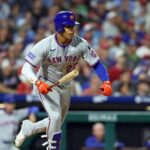 Los Mets planean reintegrar a Juan Soto este miércoles tras su paso por la lista de lesionados El equipo de los Mets de Nueva York prevé reincorporar a Juan Soto a su plantilla este miércoles, luego de más de dos semanas fuera por una distensión en la pantorrilla derecha que lo mantuvo en la lista de lesionados de 10 días. Su regreso se produce sin necesidad de asignación de rehabilitación en ligas menores, lo que refleja su rápida recuperación y la intención del club de reforzar de inmediato su ofensiva. La ausencia del estelar jardinero coincidió con una fuerte caída del equipo, que pasó de un inicio positivo de 7-4 a una racha de 11 derrotas consecutivas, descendiendo en la clasificación de la Liga Nacional. Soto, quien registraba una sólida línea ofensiva al momento de su lesión, es considerado pieza clave para revertir la mala racha y recuperar opciones de postemporada, especialmente en un equipo que ha mostrado debilidades en sus jardines durante su ausencia. Más información en alodigitalrd.com. #MLB #JuanSoto #Mets #Beisbol #GrandesLigas #Deportes #AloRD #AloDigitalRD #NoticiasRD
