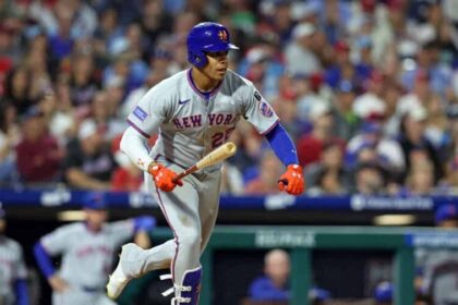 Los Mets planean reintegrar a Juan Soto este miércoles tras su paso por la lista de lesionados El equipo de los Mets de Nueva York prevé reincorporar a Juan Soto a su plantilla este miércoles, luego de más de dos semanas fuera por una distensión en la pantorrilla derecha que lo mantuvo en la lista de lesionados de 10 días. Su regreso se produce sin necesidad de asignación de rehabilitación en ligas menores, lo que refleja su rápida recuperación y la intención del club de reforzar de inmediato su ofensiva. La ausencia del estelar jardinero coincidió con una fuerte caída del equipo, que pasó de un inicio positivo de 7-4 a una racha de 11 derrotas consecutivas, descendiendo en la clasificación de la Liga Nacional. Soto, quien registraba una sólida línea ofensiva al momento de su lesión, es considerado pieza clave para revertir la mala racha y recuperar opciones de postemporada, especialmente en un equipo que ha mostrado debilidades en sus jardines durante su ausencia. Más información en alodigitalrd.com. #MLB #JuanSoto #Mets #Beisbol #GrandesLigas #Deportes #AloRD #AloDigitalRD #NoticiasRD
