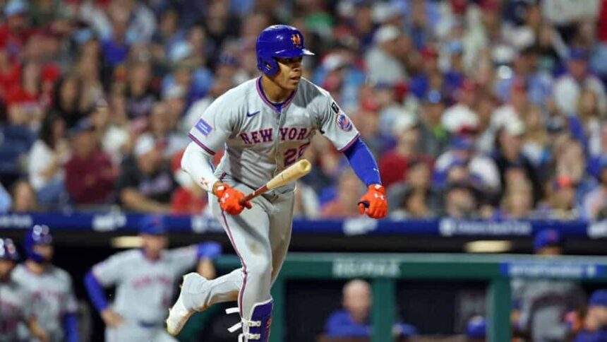Los Mets planean reintegrar a Juan Soto este miércoles tras su paso por la lista de lesionados El equipo de los Mets de Nueva York prevé reincorporar a Juan Soto a su plantilla este miércoles, luego de más de dos semanas fuera por una distensión en la pantorrilla derecha que lo mantuvo en la lista de lesionados de 10 días. Su regreso se produce sin necesidad de asignación de rehabilitación en ligas menores, lo que refleja su rápida recuperación y la intención del club de reforzar de inmediato su ofensiva. La ausencia del estelar jardinero coincidió con una fuerte caída del equipo, que pasó de un inicio positivo de 7-4 a una racha de 11 derrotas consecutivas, descendiendo en la clasificación de la Liga Nacional. Soto, quien registraba una sólida línea ofensiva al momento de su lesión, es considerado pieza clave para revertir la mala racha y recuperar opciones de postemporada, especialmente en un equipo que ha mostrado debilidades en sus jardines durante su ausencia. Más información en alodigitalrd.com. #MLB #JuanSoto #Mets #Beisbol #GrandesLigas #Deportes #AloRD #AloDigitalRD #NoticiasRD