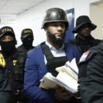 **Suprema Corte se declara incompetente en recusación de jueza en caso Aurelio Valdez** La Suprema Corte de Justicia se declaró incompetente para conocer la recusación contra la jueza Isis Muñiz en el proceso contra el fiscal Aurelio Valdez Alcántara, acusado de recibir un soborno de 10 mil dólares. Mediante resolución, el tribunal determinó que el caso debe ser conocido por la Corte de Apelación del Distrito Nacional, conforme a lo establecido en el Código Procesal Penal. Con esta decisión, serán los jueces no recusados de dicha Corte quienes evaluarán si existen méritos legales para apartar a la magistrada del proceso. La defensa argumenta falta de imparcialidad, mientras el Ministerio Público solicita un año de prisión preventiva, alegando riesgo de obstrucción de la investigación debido a la posición del imputado dentro del sistema judicial. Más información en alodigitalrd.com. #JusticiaRD #SupremaCorte #Corrupción #MinisterioPúblico #Derecho #AloRD #AloDigitalRD #NoticiasRD