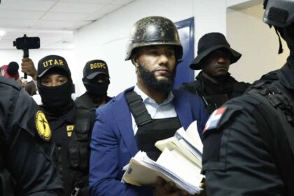 **Suprema Corte se declara incompetente en recusación de jueza en caso Aurelio Valdez** La Suprema Corte de Justicia se declaró incompetente para conocer la recusación contra la jueza Isis Muñiz en el proceso contra el fiscal Aurelio Valdez Alcántara, acusado de recibir un soborno de 10 mil dólares. Mediante resolución, el tribunal determinó que el caso debe ser conocido por la Corte de Apelación del Distrito Nacional, conforme a lo establecido en el Código Procesal Penal. Con esta decisión, serán los jueces no recusados de dicha Corte quienes evaluarán si existen méritos legales para apartar a la magistrada del proceso. La defensa argumenta falta de imparcialidad, mientras el Ministerio Público solicita un año de prisión preventiva, alegando riesgo de obstrucción de la investigación debido a la posición del imputado dentro del sistema judicial. Más información en alodigitalrd.com. #JusticiaRD #SupremaCorte #Corrupción #MinisterioPúblico #Derecho #AloRD #AloDigitalRD #NoticiasRD