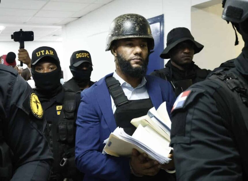 **Suprema Corte se declara incompetente en recusación de jueza en caso Aurelio Valdez** La Suprema Corte de Justicia se declaró incompetente para conocer la recusación contra la jueza Isis Muñiz en el proceso contra el fiscal Aurelio Valdez Alcántara, acusado de recibir un soborno de 10 mil dólares. Mediante resolución, el tribunal determinó que el caso debe ser conocido por la Corte de Apelación del Distrito Nacional, conforme a lo establecido en el Código Procesal Penal. Con esta decisión, serán los jueces no recusados de dicha Corte quienes evaluarán si existen méritos legales para apartar a la magistrada del proceso. La defensa argumenta falta de imparcialidad, mientras el Ministerio Público solicita un año de prisión preventiva, alegando riesgo de obstrucción de la investigación debido a la posición del imputado dentro del sistema judicial. Más información en alodigitalrd.com. #JusticiaRD #SupremaCorte #Corrupción #MinisterioPúblico #Derecho #AloRD #AloDigitalRD #NoticiasRD