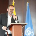 **ONU pide reforzar embargo de armas ante escalada de violencia en Haití** El representante de la Organización de las Naciones Unidas en Haití, Carlos Ruiz Massieu, solicitó fortalecer el embargo de armas y endurecer los controles para frenar la violencia en el país. Durante una sesión del Consejo de Seguridad, advirtió que los recientes ataques, como el ocurrido en Artibonite con al menos 70 fallecidos, están directamente relacionados con el flujo continuo de armas y municiones ilegales que alimentan a las pandillas. El funcionario señaló que más de 1.45 millones de personas están desplazadas internamente y que unos 6.4 millones requerirán ayuda humanitaria en 2026. Además, destacó el papel de la misión BINUH para coordinar la respuesta internacional, mientras la Comisión Interamericana de Derechos Humanos alertó sobre el impacto de la violencia en servicios esenciales como salud, educación y transporte. Más información en alodigitalrd.com. #Haití #ONU #CrisisHumanitaria #Seguridad #DerechosHumanos #AloRD #AloDigitalRD #NoticiasRD