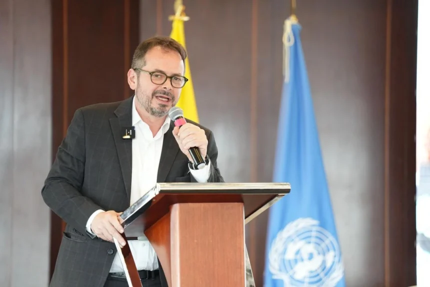 **ONU pide reforzar embargo de armas ante escalada de violencia en Haití** El representante de la Organización de las Naciones Unidas en Haití, Carlos Ruiz Massieu, solicitó fortalecer el embargo de armas y endurecer los controles para frenar la violencia en el país. Durante una sesión del Consejo de Seguridad, advirtió que los recientes ataques, como el ocurrido en Artibonite con al menos 70 fallecidos, están directamente relacionados con el flujo continuo de armas y municiones ilegales que alimentan a las pandillas. El funcionario señaló que más de 1.45 millones de personas están desplazadas internamente y que unos 6.4 millones requerirán ayuda humanitaria en 2026. Además, destacó el papel de la misión BINUH para coordinar la respuesta internacional, mientras la Comisión Interamericana de Derechos Humanos alertó sobre el impacto de la violencia en servicios esenciales como salud, educación y transporte. Más información en alodigitalrd.com. #Haití #ONU #CrisisHumanitaria #Seguridad #DerechosHumanos #AloRD #AloDigitalRD #NoticiasRD