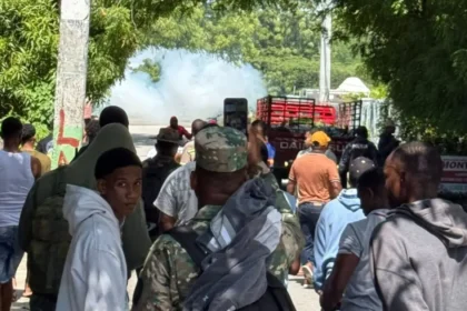 Desbordamiento del río El Manguito provoca inundaciones y daños en comunidad de El Estero en Neyba