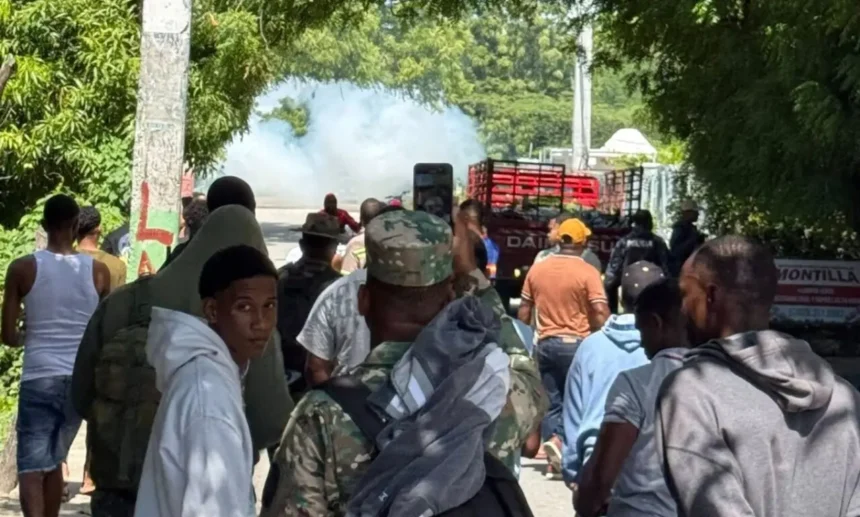 Desbordamiento del río El Manguito provoca inundaciones y daños en comunidad de El Estero en Neyba