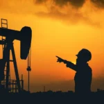 **Petróleo de Texas sube a 95.85 dólares por tensiones entre Estados Unidos e Irán** El precio del petróleo intermedio de Texas (WTI) registró un aumento de 3% al cierre de la jornada, alcanzando los 95.85 dólares por barril, impulsado por la incertidumbre en las negociaciones entre Estados Unidos e Irán. Los contratos de futuros para mayo subieron 2.89 dólares, en un contexto marcado por el endurecimiento de posturas entre ambas naciones y la falta de avances en un acuerdo de paz, a pesar de la mediación de Pakistán. La situación geopolítica se agrava con bloqueos en el estrecho de Ormuz y movimientos militares en la región, mientras el presidente Donald Trump afirmó que no existe presión para finalizar el conflicto. Además, se reportaron explosiones en Teherán tras la extensión unilateral del alto al fuego por parte de Washington. Este escenario ha elevado la tensión global, generando nerviosismo en los mercados energéticos y presionando al alza los precios del crudo. Más información en alodigitalrd.com. #PetróleoWTI #EconomíaGlobal #Geopolítica #Mercados #Energía #AloRD #AloDigitalRD #NoticiasRD