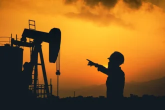 **Petróleo de Texas sube a 95.85 dólares por tensiones entre Estados Unidos e Irán** El precio del petróleo intermedio de Texas (WTI) registró un aumento de 3% al cierre de la jornada, alcanzando los 95.85 dólares por barril, impulsado por la incertidumbre en las negociaciones entre Estados Unidos e Irán. Los contratos de futuros para mayo subieron 2.89 dólares, en un contexto marcado por el endurecimiento de posturas entre ambas naciones y la falta de avances en un acuerdo de paz, a pesar de la mediación de Pakistán. La situación geopolítica se agrava con bloqueos en el estrecho de Ormuz y movimientos militares en la región, mientras el presidente Donald Trump afirmó que no existe presión para finalizar el conflicto. Además, se reportaron explosiones en Teherán tras la extensión unilateral del alto al fuego por parte de Washington. Este escenario ha elevado la tensión global, generando nerviosismo en los mercados energéticos y presionando al alza los precios del crudo. Más información en alodigitalrd.com. #PetróleoWTI #EconomíaGlobal #Geopolítica #Mercados #Energía #AloRD #AloDigitalRD #NoticiasRD