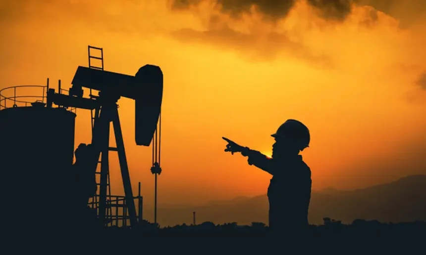 **Petróleo de Texas sube a 95.85 dólares por tensiones entre Estados Unidos e Irán** El precio del petróleo intermedio de Texas (WTI) registró un aumento de 3% al cierre de la jornada, alcanzando los 95.85 dólares por barril, impulsado por la incertidumbre en las negociaciones entre Estados Unidos e Irán. Los contratos de futuros para mayo subieron 2.89 dólares, en un contexto marcado por el endurecimiento de posturas entre ambas naciones y la falta de avances en un acuerdo de paz, a pesar de la mediación de Pakistán. La situación geopolítica se agrava con bloqueos en el estrecho de Ormuz y movimientos militares en la región, mientras el presidente Donald Trump afirmó que no existe presión para finalizar el conflicto. Además, se reportaron explosiones en Teherán tras la extensión unilateral del alto al fuego por parte de Washington. Este escenario ha elevado la tensión global, generando nerviosismo en los mercados energéticos y presionando al alza los precios del crudo. Más información en alodigitalrd.com. #PetróleoWTI #EconomíaGlobal #Geopolítica #Mercados #Energía #AloRD #AloDigitalRD #NoticiasRD