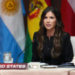 **Condenan a tres años de prisión a ladrón que robó bolso de Kristi Noem** Un tribunal en Washington D. C. condenó a tres años de prisión a Mario Bustamante Leiva, acusado de robar el bolso de la exsecretaria de Seguridad Nacional Kristi Noem en 2025. El imputado, de nacionalidad chilena, se declaró culpable de robo en primer grado y fraude electrónico tras sustraer la cartera, que contenía 3,000 dólares en efectivo, y utilizar posteriormente las tarjetas de crédito de la víctima. Las autoridades informaron que el acusado formaba parte de una serie de robos similares en restaurantes de la capital estadounidense y fue arrestado días después del incidente en un motel donde se recuperaron pertenencias robadas. Tras cumplir su condena de 36 meses, será deportado, mientras el caso evidencia el uso de vigilancia y cooperación judicial para esclarecer delitos de este tipo. Más información en alodigitalrd.com. #EstadosUnidos #Justicia #Seguridad #Robo #WashingtonDC #AloRD #AloDigitalRD #NoticiasRD