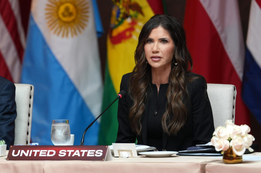 **Condenan a tres años de prisión a ladrón que robó bolso de Kristi Noem** Un tribunal en Washington D. C. condenó a tres años de prisión a Mario Bustamante Leiva, acusado de robar el bolso de la exsecretaria de Seguridad Nacional Kristi Noem en 2025. El imputado, de nacionalidad chilena, se declaró culpable de robo en primer grado y fraude electrónico tras sustraer la cartera, que contenía 3,000 dólares en efectivo, y utilizar posteriormente las tarjetas de crédito de la víctima. Las autoridades informaron que el acusado formaba parte de una serie de robos similares en restaurantes de la capital estadounidense y fue arrestado días después del incidente en un motel donde se recuperaron pertenencias robadas. Tras cumplir su condena de 36 meses, será deportado, mientras el caso evidencia el uso de vigilancia y cooperación judicial para esclarecer delitos de este tipo. Más información en alodigitalrd.com. #EstadosUnidos #Justicia #Seguridad #Robo #WashingtonDC #AloRD #AloDigitalRD #NoticiasRD