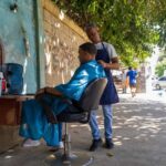 Aumentan hasta 6.7 % los costos de higiene, salud y cuidado personal en República Dominicana El costo de servicios y productos relacionados con la higiene, el cuidado personal y la salud registró incrementos de entre 3.1 % y 6.7 % en el último año, según datos del Banco Central. Actividades como ir al médico, comprar medicamentos o acceder a servicios de barbería y estética se han encarecido, siendo el cuidado personal el rubro con mayor alza, alcanzando un 6.7 %, mientras que el sector salud experimentó un aumento de 5.3 %, impulsado por consultas médicas y servicios especializados. En el mismo período, los productos farmacéuticos subieron un 5.4 %, incluyendo medicamentos como insulina, vitaminas y analgésicos, mientras que los artículos de higiene personal y del hogar también reflejaron incrementos de 3.9 % y 3.1 %, respectivamente. Aunque la inflación interanual se situó en 4.67 % a febrero de 2026, dentro del rango meta, estos aumentos impactan directamente el costo de vida, especialmente en bienes y servicios esenciales para la población. Más información en alodigitalrd.com. #CostoDeLaVida #InflacionRD #EconomiaRD #SaludRD #CanastaBasica #AloRD #AloDigitalRD #NoticiasRD