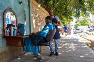 Aumentan hasta 6.7 % los costos de higiene, salud y cuidado personal en República Dominicana El costo de servicios y productos relacionados con la higiene, el cuidado personal y la salud registró incrementos de entre 3.1 % y 6.7 % en el último año, según datos del Banco Central. Actividades como ir al médico, comprar medicamentos o acceder a servicios de barbería y estética se han encarecido, siendo el cuidado personal el rubro con mayor alza, alcanzando un 6.7 %, mientras que el sector salud experimentó un aumento de 5.3 %, impulsado por consultas médicas y servicios especializados. En el mismo período, los productos farmacéuticos subieron un 5.4 %, incluyendo medicamentos como insulina, vitaminas y analgésicos, mientras que los artículos de higiene personal y del hogar también reflejaron incrementos de 3.9 % y 3.1 %, respectivamente. Aunque la inflación interanual se situó en 4.67 % a febrero de 2026, dentro del rango meta, estos aumentos impactan directamente el costo de vida, especialmente en bienes y servicios esenciales para la población. Más información en alodigitalrd.com. #CostoDeLaVida #InflacionRD #EconomiaRD #SaludRD #CanastaBasica #AloRD #AloDigitalRD #NoticiasRD