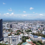 **Cuatro provincias y el Distrito Nacional concentran más de la mitad del PIB dominicano** El 55.5% de la economía de República Dominicana se concentró en 2025 en las regiones Ozama (Santo Domingo y Distrito Nacional) y Cibao Norte (Santiago, Puerto Plata y Espaillat), de acuerdo con datos del Banco Central. Estas zonas generaron US$70,963.1 millones de un PIB total de US$127,861.4 millones, destacándose sectores como industria, construcción, comercio, turismo y agropecuaria. Solo el Gran Santo Domingo aportó el 40.4% del PIB, equivalente a US$51,656 millones, mientras que las provincias del Cibao Norte sumaron un 15.1%. El informe evidencia un alto nivel de centralización económica, donde las regiones con mayor actividad también presentan mayor producción per cápita, mientras zonas como Enriquillo y El Valle registran los niveles más bajos. Además, el PIB per cápita alcanzó US$11,753.8 en 2025, reflejando un crecimiento de 56.5% desde 2020. A nivel regional, actividades como turismo, intermediación financiera y agropecuaria ganaron participación, mientras que construcción e inmobiliaria perdieron peso, consolidando diferencias estructurales en la distribución económica del país. Más información en alodigitalrd.com. #EconomíaRD #PIB #BancoCentralRD #DesarrolloEconómico #CrecimientoRD #AloRD #AloDigitalRD #NoticiasRD