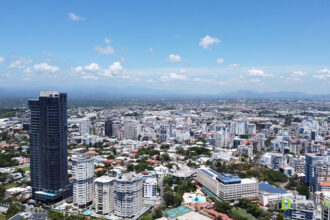 **Cuatro provincias y el Distrito Nacional concentran más de la mitad del PIB dominicano** El 55.5% de la economía de República Dominicana se concentró en 2025 en las regiones Ozama (Santo Domingo y Distrito Nacional) y Cibao Norte (Santiago, Puerto Plata y Espaillat), de acuerdo con datos del Banco Central. Estas zonas generaron US$70,963.1 millones de un PIB total de US$127,861.4 millones, destacándose sectores como industria, construcción, comercio, turismo y agropecuaria. Solo el Gran Santo Domingo aportó el 40.4% del PIB, equivalente a US$51,656 millones, mientras que las provincias del Cibao Norte sumaron un 15.1%. El informe evidencia un alto nivel de centralización económica, donde las regiones con mayor actividad también presentan mayor producción per cápita, mientras zonas como Enriquillo y El Valle registran los niveles más bajos. Además, el PIB per cápita alcanzó US$11,753.8 en 2025, reflejando un crecimiento de 56.5% desde 2020. A nivel regional, actividades como turismo, intermediación financiera y agropecuaria ganaron participación, mientras que construcción e inmobiliaria perdieron peso, consolidando diferencias estructurales en la distribución económica del país. Más información en alodigitalrd.com. #EconomíaRD #PIB #BancoCentralRD #DesarrolloEconómico #CrecimientoRD #AloRD #AloDigitalRD #NoticiasRD