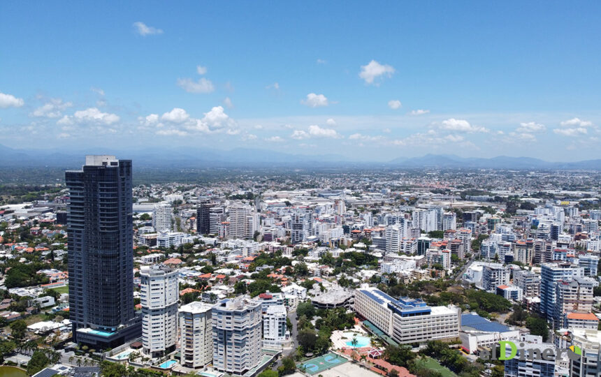 **Cuatro provincias y el Distrito Nacional concentran más de la mitad del PIB dominicano** El 55.5% de la economía de República Dominicana se concentró en 2025 en las regiones Ozama (Santo Domingo y Distrito Nacional) y Cibao Norte (Santiago, Puerto Plata y Espaillat), de acuerdo con datos del Banco Central. Estas zonas generaron US$70,963.1 millones de un PIB total de US$127,861.4 millones, destacándose sectores como industria, construcción, comercio, turismo y agropecuaria. Solo el Gran Santo Domingo aportó el 40.4% del PIB, equivalente a US$51,656 millones, mientras que las provincias del Cibao Norte sumaron un 15.1%. El informe evidencia un alto nivel de centralización económica, donde las regiones con mayor actividad también presentan mayor producción per cápita, mientras zonas como Enriquillo y El Valle registran los niveles más bajos. Además, el PIB per cápita alcanzó US$11,753.8 en 2025, reflejando un crecimiento de 56.5% desde 2020. A nivel regional, actividades como turismo, intermediación financiera y agropecuaria ganaron participación, mientras que construcción e inmobiliaria perdieron peso, consolidando diferencias estructurales en la distribución económica del país. Más información en alodigitalrd.com. #EconomíaRD #PIB #BancoCentralRD #DesarrolloEconómico #CrecimientoRD #AloRD #AloDigitalRD #NoticiasRD