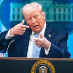 **Trump lanza advertencia militar a Irán en medio de tensión por negociaciones nucleares** El presidente de Estados Unidos, Donald Trump, advirtió que podría recurrir a una acción militar si las conversaciones con Irán sobre su programa nuclear fracasan. La declaración se produce en un contexto de alta tensión diplomática, donde las negociaciones buscan evitar una escalada del conflicto en Medio Oriente. Trump señaló que, de no lograrse un acuerdo, su administración contemplaría el uso de opciones militares avanzadas como respuesta, incrementando la presión sobre Teherán. El anuncio eleva la preocupación internacional por un posible aumento de la inestabilidad en la región si no se alcanzan acuerdos en la mesa de diálogo. Más información en alodigitalrd.com. #Iran #EstadosUnidos #Geopolitica #MedioOriente #SeguridadInternacional #AloRD #AloDigitalRD #NoticiasRD