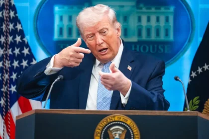 **Trump lanza advertencia militar a Irán en medio de tensión por negociaciones nucleares** El presidente de Estados Unidos, Donald Trump, advirtió que podría recurrir a una acción militar si las conversaciones con Irán sobre su programa nuclear fracasan. La declaración se produce en un contexto de alta tensión diplomática, donde las negociaciones buscan evitar una escalada del conflicto en Medio Oriente. Trump señaló que, de no lograrse un acuerdo, su administración contemplaría el uso de opciones militares avanzadas como respuesta, incrementando la presión sobre Teherán. El anuncio eleva la preocupación internacional por un posible aumento de la inestabilidad en la región si no se alcanzan acuerdos en la mesa de diálogo. Más información en alodigitalrd.com. #Iran #EstadosUnidos #Geopolitica #MedioOriente #SeguridadInternacional #AloRD #AloDigitalRD #NoticiasRD