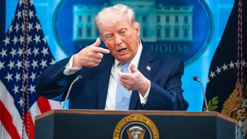 **Trump lanza advertencia militar a Irán en medio de tensión por negociaciones nucleares** El presidente de Estados Unidos, Donald Trump, advirtió que podría recurrir a una acción militar si las conversaciones con Irán sobre su programa nuclear fracasan. La declaración se produce en un contexto de alta tensión diplomática, donde las negociaciones buscan evitar una escalada del conflicto en Medio Oriente. Trump señaló que, de no lograrse un acuerdo, su administración contemplaría el uso de opciones militares avanzadas como respuesta, incrementando la presión sobre Teherán. El anuncio eleva la preocupación internacional por un posible aumento de la inestabilidad en la región si no se alcanzan acuerdos en la mesa de diálogo. Más información en alodigitalrd.com. #Iran #EstadosUnidos #Geopolitica #MedioOriente #SeguridadInternacional #AloRD #AloDigitalRD #NoticiasRD