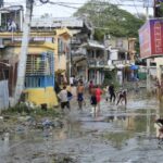 Gobierno invierte RD$5,000 millones en cañadas mientras lluvias exponen deficiencias en drenaje de Santo Domingo Las intensas lluvias de este miércoles volvieron a evidenciar las limitaciones del sistema de drenaje en Santo Domingo, a pesar de los más de 5,000 millones de pesos invertidos por el Gobierno en la construcción de cañadas y otras obras de desagüe. El presidente Luis Abinader informó que se han construido más de 20 kilómetros de cañadas y que están en proceso casi 50 kilómetros adicionales, incluyendo intervenciones en zonas críticas como el túnel de la avenida Luperón, mientras que la alcaldesa Carolina Mejía señaló que se han destinado más de 200 millones para mantenimiento de drenajes e imbornales, aunque la acumulación de residuos sólidos sigue generando inundaciones. Expertos en urbanismo y arquitectura consideran que el problema es estructural y de planificación, ya que solo un 30-35 % de la ciudad cuenta con sistemas de desagües pluviales, y la urbanización masiva ha reducido la capacidad natural de absorción del terreno. Señalan que la falta de planificación integral y la priorización de la estética urbana sobre la infraestructura vital han provocado que cada episodio de lluvias intensas genere inundaciones significativas, afectando viviendas, tráfico y la vida cotidiana de los residentes. Más información en alodigitalrd.com #DrenajeSantoDomingo #InundacionesRD #Urbanismo #CambioClimático #Infraestructura #AloRD #AloDigitalRD #NoticiasRD