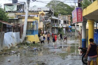 Gobierno invierte RD$5,000 millones en cañadas mientras lluvias exponen deficiencias en drenaje de Santo Domingo Las intensas lluvias de este miércoles volvieron a evidenciar las limitaciones del sistema de drenaje en Santo Domingo, a pesar de los más de 5,000 millones de pesos invertidos por el Gobierno en la construcción de cañadas y otras obras de desagüe. El presidente Luis Abinader informó que se han construido más de 20 kilómetros de cañadas y que están en proceso casi 50 kilómetros adicionales, incluyendo intervenciones en zonas críticas como el túnel de la avenida Luperón, mientras que la alcaldesa Carolina Mejía señaló que se han destinado más de 200 millones para mantenimiento de drenajes e imbornales, aunque la acumulación de residuos sólidos sigue generando inundaciones. Expertos en urbanismo y arquitectura consideran que el problema es estructural y de planificación, ya que solo un 30-35 % de la ciudad cuenta con sistemas de desagües pluviales, y la urbanización masiva ha reducido la capacidad natural de absorción del terreno. Señalan que la falta de planificación integral y la priorización de la estética urbana sobre la infraestructura vital han provocado que cada episodio de lluvias intensas genere inundaciones significativas, afectando viviendas, tráfico y la vida cotidiana de los residentes. Más información en alodigitalrd.com #DrenajeSantoDomingo #InundacionesRD #Urbanismo #CambioClimático #Infraestructura #AloRD #AloDigitalRD #NoticiasRD