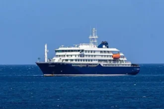 **Tres muertos por presunto brote de hantavirus en crucero que zarpó desde Argentina** Tres personas murieron y otras tres permanecen bajo atención médica tras un posible brote de hantavirus en el crucero MV Hondius, que realizaba una travesía desde Ushuaia, Argentina, hacia Cabo Verde, en África, según informó la Organización Mundial de la Salud. Entre los afectados se encuentra un ciudadano británico de 69 años, único caso confirmado hasta el momento, quien permanece en cuidados intensivos en Johannesburgo, Sudáfrica. Las víctimas mortales eran originarias de Países Bajos, país donde tiene sede la empresa operadora Oceanwide Expeditions. Las autoridades investigan el origen del contagio, ya que el hantavirus suele transmitirse por contacto con orina o heces de roedores infectados, aunque en casos excepcionales puede haber transmisión entre personas. El primer fallecido fue un pasajero de 70 años que murió a bordo, seguido por su esposa, evacuada a Sudáfrica, donde también falleció. La OMS coordina la evacuación médica de otros pasajeros sintomáticos y evalúa los riesgos sanitarios para quienes permanecen en el barco, que continúa detenido frente a la costa de Praia, capital de Cabo Verde. Más información en alodigitalrd.com. #Hantavirus #Crucero #Argentina #Sudáfrica #SaludInternacional #OMS #AloRD #AloDigitalRD #NoticiasRD