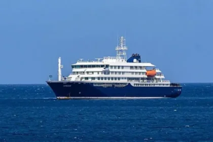 **Tres muertos por presunto brote de hantavirus en crucero que zarpó desde Argentina** Tres personas murieron y otras tres permanecen bajo atención médica tras un posible brote de hantavirus en el crucero MV Hondius, que realizaba una travesía desde Ushuaia, Argentina, hacia Cabo Verde, en África, según informó la Organización Mundial de la Salud. Entre los afectados se encuentra un ciudadano británico de 69 años, único caso confirmado hasta el momento, quien permanece en cuidados intensivos en Johannesburgo, Sudáfrica. Las víctimas mortales eran originarias de Países Bajos, país donde tiene sede la empresa operadora Oceanwide Expeditions. Las autoridades investigan el origen del contagio, ya que el hantavirus suele transmitirse por contacto con orina o heces de roedores infectados, aunque en casos excepcionales puede haber transmisión entre personas. El primer fallecido fue un pasajero de 70 años que murió a bordo, seguido por su esposa, evacuada a Sudáfrica, donde también falleció. La OMS coordina la evacuación médica de otros pasajeros sintomáticos y evalúa los riesgos sanitarios para quienes permanecen en el barco, que continúa detenido frente a la costa de Praia, capital de Cabo Verde. Más información en alodigitalrd.com. #Hantavirus #Crucero #Argentina #Sudáfrica #SaludInternacional #OMS #AloRD #AloDigitalRD #NoticiasRD