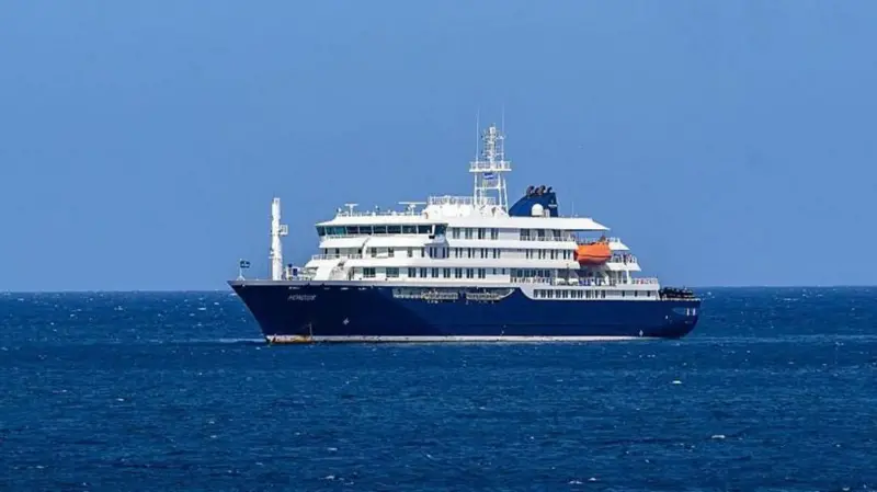 **Tres muertos por presunto brote de hantavirus en crucero que zarpó desde Argentina** Tres personas murieron y otras tres permanecen bajo atención médica tras un posible brote de hantavirus en el crucero MV Hondius, que realizaba una travesía desde Ushuaia, Argentina, hacia Cabo Verde, en África, según informó la Organización Mundial de la Salud. Entre los afectados se encuentra un ciudadano británico de 69 años, único caso confirmado hasta el momento, quien permanece en cuidados intensivos en Johannesburgo, Sudáfrica. Las víctimas mortales eran originarias de Países Bajos, país donde tiene sede la empresa operadora Oceanwide Expeditions. Las autoridades investigan el origen del contagio, ya que el hantavirus suele transmitirse por contacto con orina o heces de roedores infectados, aunque en casos excepcionales puede haber transmisión entre personas. El primer fallecido fue un pasajero de 70 años que murió a bordo, seguido por su esposa, evacuada a Sudáfrica, donde también falleció. La OMS coordina la evacuación médica de otros pasajeros sintomáticos y evalúa los riesgos sanitarios para quienes permanecen en el barco, que continúa detenido frente a la costa de Praia, capital de Cabo Verde. Más información en alodigitalrd.com. #Hantavirus #Crucero #Argentina #Sudáfrica #SaludInternacional #OMS #AloRD #AloDigitalRD #NoticiasRD