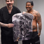 **Omega El Fuerte se tatúa la espalda completa durante procedimiento con sedación en España** El merenguero urbano Omega El Fuerte viajó a España para realizarse un tatuaje de un arcángel en toda la espalda, en un procedimiento que llamó la atención por llevarse a cabo bajo sedación intravenosa. El trabajo fue realizado por el tatuador Miguel Bohigues, quien mostró parte del proceso en sus redes sociales y explicó que, debido al tamaño y complejidad de la pieza, fue necesario utilizar anestesia para completar el diseño. Bohigues destacó que el artista permaneció tranquilo y relajado durante toda la sesión, acompañado por un equipo médico especializado. Además, agradeció públicamente la confianza de Omega y aseguró que disfrutó cada etapa del proceso, resaltando que cada tatuaje cuenta una historia especial. La técnica de sedación intravenosa suele emplearse en tatuajes extensos o de larga duración para facilitar la experiencia del paciente y permitir un trabajo más detallado. Más información en alodigitalrd.com. #OmegaElFuerte #Omega #Tatuajes #España #EntretenimientoRD #Farándula #AloRD #AloDigitalRD #NoticiasRD
