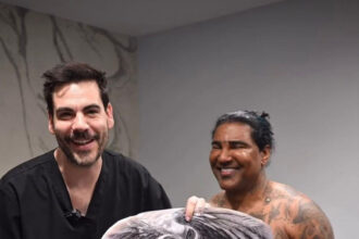 **Omega El Fuerte se tatúa la espalda completa durante procedimiento con sedación en España** El merenguero urbano Omega El Fuerte viajó a España para realizarse un tatuaje de un arcángel en toda la espalda, en un procedimiento que llamó la atención por llevarse a cabo bajo sedación intravenosa. El trabajo fue realizado por el tatuador Miguel Bohigues, quien mostró parte del proceso en sus redes sociales y explicó que, debido al tamaño y complejidad de la pieza, fue necesario utilizar anestesia para completar el diseño. Bohigues destacó que el artista permaneció tranquilo y relajado durante toda la sesión, acompañado por un equipo médico especializado. Además, agradeció públicamente la confianza de Omega y aseguró que disfrutó cada etapa del proceso, resaltando que cada tatuaje cuenta una historia especial. La técnica de sedación intravenosa suele emplearse en tatuajes extensos o de larga duración para facilitar la experiencia del paciente y permitir un trabajo más detallado. Más información en alodigitalrd.com. #OmegaElFuerte #Omega #Tatuajes #España #EntretenimientoRD #Farándula #AloRD #AloDigitalRD #NoticiasRD