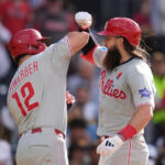 Kyle Schwarber castiga otra vez en San Diego y guía triunfo de los Filis