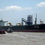**Petróleo baja ante expectativas de desbloqueo del estrecho de Ormuz** Los precios del petróleo registraron una caída este martes impulsados por las expectativas de una posible normalización en el tránsito marítimo del estrecho de Ormuz, luego de que dos buques comerciales lograran atravesar la zona. El barril de Brent del mar del Norte para entrega en julio bajó 3.99 %, ubicándose en 109.87 dólares, mientras que el West Texas Intermediate (WTI) para junio cedió 3.9 %, hasta los 102.27 dólares. La tensión en esta vía estratégica sigue siendo clave para el mercado energético global. El gobierno de Estados Unidos aseguró que está preparado para retomar operaciones militares de mayor escala si Irán responde a su desplpliegue en la zona, mientras el secretario de Defensa, Pete Hegseth, afirmó que no permitirán el bloqueo de una vía de navegación internacional. La naviera Maersk confirmó que uno de sus barcos cruzó el estrecho con escolta militar estadounidense. Sin embargo, analistas advierten que este alivio podría ser temporal si persiste la tensión entre Estados Unidos e Irán. Más información en alodigitalrd.com. #Petroleo #EstrechoDeOrmuz #Brent #WTI #EconomiaMundial #Iran #EstadosUnidos #AloRD #AloDigitalRD #NoticiasRD