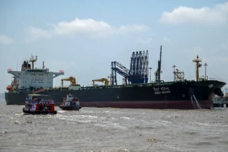 **Petróleo baja ante expectativas de desbloqueo del estrecho de Ormuz** Los precios del petróleo registraron una caída este martes impulsados por las expectativas de una posible normalización en el tránsito marítimo del estrecho de Ormuz, luego de que dos buques comerciales lograran atravesar la zona. El barril de Brent del mar del Norte para entrega en julio bajó 3.99 %, ubicándose en 109.87 dólares, mientras que el West Texas Intermediate (WTI) para junio cedió 3.9 %, hasta los 102.27 dólares. La tensión en esta vía estratégica sigue siendo clave para el mercado energético global. El gobierno de Estados Unidos aseguró que está preparado para retomar operaciones militares de mayor escala si Irán responde a su desplpliegue en la zona, mientras el secretario de Defensa, Pete Hegseth, afirmó que no permitirán el bloqueo de una vía de navegación internacional. La naviera Maersk confirmó que uno de sus barcos cruzó el estrecho con escolta militar estadounidense. Sin embargo, analistas advierten que este alivio podría ser temporal si persiste la tensión entre Estados Unidos e Irán. Más información en alodigitalrd.com. #Petroleo #EstrechoDeOrmuz #Brent #WTI #EconomiaMundial #Iran #EstadosUnidos #AloRD #AloDigitalRD #NoticiasRD