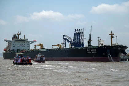 **Petróleo baja ante expectativas de desbloqueo del estrecho de Ormuz** Los precios del petróleo registraron una caída este martes impulsados por las expectativas de una posible normalización en el tránsito marítimo del estrecho de Ormuz, luego de que dos buques comerciales lograran atravesar la zona. El barril de Brent del mar del Norte para entrega en julio bajó 3.99 %, ubicándose en 109.87 dólares, mientras que el West Texas Intermediate (WTI) para junio cedió 3.9 %, hasta los 102.27 dólares. La tensión en esta vía estratégica sigue siendo clave para el mercado energético global. El gobierno de Estados Unidos aseguró que está preparado para retomar operaciones militares de mayor escala si Irán responde a su desplpliegue en la zona, mientras el secretario de Defensa, Pete Hegseth, afirmó que no permitirán el bloqueo de una vía de navegación internacional. La naviera Maersk confirmó que uno de sus barcos cruzó el estrecho con escolta militar estadounidense. Sin embargo, analistas advierten que este alivio podría ser temporal si persiste la tensión entre Estados Unidos e Irán. Más información en alodigitalrd.com. #Petroleo #EstrechoDeOrmuz #Brent #WTI #EconomiaMundial #Iran #EstadosUnidos #AloRD #AloDigitalRD #NoticiasRD