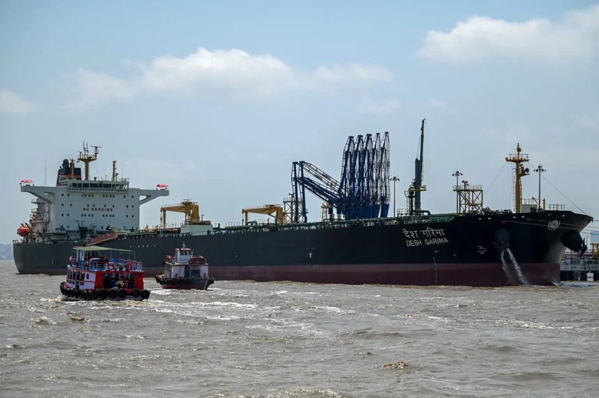**Petróleo baja ante expectativas de desbloqueo del estrecho de Ormuz** Los precios del petróleo registraron una caída este martes impulsados por las expectativas de una posible normalización en el tránsito marítimo del estrecho de Ormuz, luego de que dos buques comerciales lograran atravesar la zona. El barril de Brent del mar del Norte para entrega en julio bajó 3.99 %, ubicándose en 109.87 dólares, mientras que el West Texas Intermediate (WTI) para junio cedió 3.9 %, hasta los 102.27 dólares. La tensión en esta vía estratégica sigue siendo clave para el mercado energético global. El gobierno de Estados Unidos aseguró que está preparado para retomar operaciones militares de mayor escala si Irán responde a su desplpliegue en la zona, mientras el secretario de Defensa, Pete Hegseth, afirmó que no permitirán el bloqueo de una vía de navegación internacional. La naviera Maersk confirmó que uno de sus barcos cruzó el estrecho con escolta militar estadounidense. Sin embargo, analistas advierten que este alivio podría ser temporal si persiste la tensión entre Estados Unidos e Irán. Más información en alodigitalrd.com. #Petroleo #EstrechoDeOrmuz #Brent #WTI #EconomiaMundial #Iran #EstadosUnidos #AloRD #AloDigitalRD #NoticiasRD