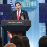 **Marco Rubio afirma que crisis petrolera en Cuba responde a mala gestión económica** El secretario de Estado de Estados Unidos, Marco Rubio, aseguró que no existe un bloqueo petrolero contra Cuba, sino una crisis derivada de la mala gestión económica del régimen cubano. Explicó que la isla estaba acostumbrada a recibir petróleo gratuito desde Venezuela y que parte de ese crudo era revendido para obtener divisas. Según Rubio, la verdadera dificultad comenzó cuando Venezuela dejó de suministrar ese petróleo de forma regular. Rubio también recordó que el presidente Donald Trump firmó en enero un decreto que califica al régimen cubano como una amenaza extraordinaria, aplicando aranceles adicionales a países que vendan petróleo a la isla. Además, destacó que Washington mantiene ayuda humanitaria por seis millones de dólares canalizada a través de la Iglesia, debido a restricciones del gobierno cubano. El funcionario reiteró que el modelo económico cubano no funciona y señaló que la crisis energética ha agravado los apagones y la situación económica en la nación caribeña. Más información en alodigitalrd.com. #MarcoRubio #Cuba #EstadosUnidos #DonaldTrump #CrisisEnergetica #Petroleo #Venezuela #AloRD #AloDigitalRD #NoticiasRD