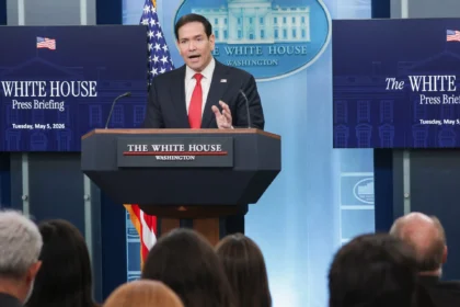 **Marco Rubio afirma que crisis petrolera en Cuba responde a mala gestión económica** El secretario de Estado de Estados Unidos, Marco Rubio, aseguró que no existe un bloqueo petrolero contra Cuba, sino una crisis derivada de la mala gestión económica del régimen cubano. Explicó que la isla estaba acostumbrada a recibir petróleo gratuito desde Venezuela y que parte de ese crudo era revendido para obtener divisas. Según Rubio, la verdadera dificultad comenzó cuando Venezuela dejó de suministrar ese petróleo de forma regular. Rubio también recordó que el presidente Donald Trump firmó en enero un decreto que califica al régimen cubano como una amenaza extraordinaria, aplicando aranceles adicionales a países que vendan petróleo a la isla. Además, destacó que Washington mantiene ayuda humanitaria por seis millones de dólares canalizada a través de la Iglesia, debido a restricciones del gobierno cubano. El funcionario reiteró que el modelo económico cubano no funciona y señaló que la crisis energética ha agravado los apagones y la situación económica en la nación caribeña. Más información en alodigitalrd.com. #MarcoRubio #Cuba #EstadosUnidos #DonaldTrump #CrisisEnergetica #Petroleo #Venezuela #AloRD #AloDigitalRD #NoticiasRD