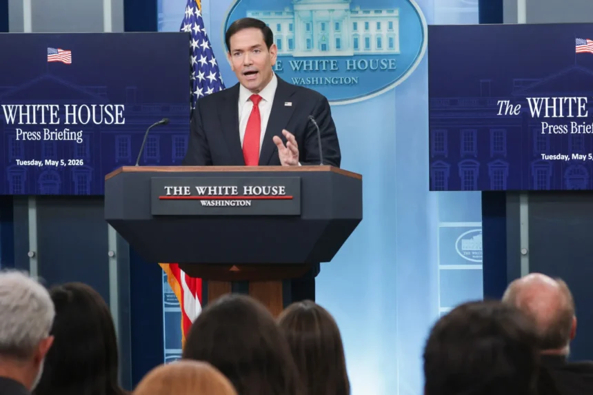 **Marco Rubio afirma que crisis petrolera en Cuba responde a mala gestión económica** El secretario de Estado de Estados Unidos, Marco Rubio, aseguró que no existe un bloqueo petrolero contra Cuba, sino una crisis derivada de la mala gestión económica del régimen cubano. Explicó que la isla estaba acostumbrada a recibir petróleo gratuito desde Venezuela y que parte de ese crudo era revendido para obtener divisas. Según Rubio, la verdadera dificultad comenzó cuando Venezuela dejó de suministrar ese petróleo de forma regular. Rubio también recordó que el presidente Donald Trump firmó en enero un decreto que califica al régimen cubano como una amenaza extraordinaria, aplicando aranceles adicionales a países que vendan petróleo a la isla. Además, destacó que Washington mantiene ayuda humanitaria por seis millones de dólares canalizada a través de la Iglesia, debido a restricciones del gobierno cubano. El funcionario reiteró que el modelo económico cubano no funciona y señaló que la crisis energética ha agravado los apagones y la situación económica en la nación caribeña. Más información en alodigitalrd.com. #MarcoRubio #Cuba #EstadosUnidos #DonaldTrump #CrisisEnergetica #Petroleo #Venezuela #AloRD #AloDigitalRD #NoticiasRD