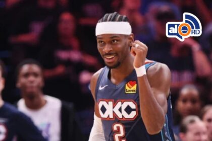 Oklahoma City Thunder amplió su dominio en la serie al derrotar 125-107 a Los Ángeles Lakers, colocándose 2-0 en las semifinales del Oeste de la NBA. Chet Holmgren y Shai Gilgeous-Alexander fueron los líderes ofensivos con 22 puntos cada uno, en un partido donde el Thunder también contó con aportes clave de Ajay Mitchell y Jaren McCain, manteniendo su invicto en playoffs. Los Lakers, afectados por la ausencia de Luka Doncic y otras limitaciones físicas en su plantilla, no lograron contener el ritmo del Thunder pese a los esfuerzos de Austin Reaves y LeBron James. El tercer juego se disputará en Los Ángeles, donde el equipo local intentará acortar la serie. Más información en alodigitalrd.com. #AloRD #AloDigitalRD #NoticiasRD #NBA #Thunder #Lakers #PlayoffsNBA #DeportesRD