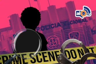 La Policía Nacional investiga la muerte de un niño de 10 años encontrado en un arroyo de San Cristóbal, caso en el que un adolescente de 14 años es señalado como la última persona vista con el menor. El hallazgo del cuerpo en estado de descomposición se produjo tras un reporte de desaparición realizado por la madre de la víctima. Las autoridades, junto al INACIF y la Policía Científica, realizan las diligencias correspondientes mientras esperan los resultados de la autopsia para establecer con precisión las causas del fallecimiento y determinar responsabilidades dentro del proceso investigativo. Más información en alodigitalrd.com. #AloRD #AloDigitalRD #NoticiasRD #SanCristóbal #PolicíaNacional #INACIF #HechosRD #JusticiaRD
