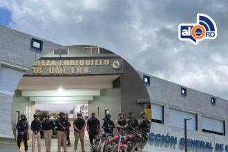 **DGM reporta 1,068 detenidos y 826 deportados en operativos migratorios** La Dirección General de Migración informó que durante los operativos realizados el lunes 4 de mayo fueron detenidos 1,068 inmigrantes indocumentados en distintas provincias del país. De esa cifra, 686 fueron apresados directamente por la institución y 382 fueron entregados por organismos como el Ejército, la Policía Nacional, el CESFRONT y la Fuerza de Tarea Conjunta Ciudad Tranquila. Además, se ejecutaron 826 deportaciones a través de los pasos fronterizos formales habilitados. Las intervenciones se desarrollaron en provincias como Santo Domingo, Dajabón, Elías Piña, Pedernales, La Altagracia y otras zonas fronterizas y urbanas del país. Entre los mayores puntos de deportación estuvieron Elías Piña con 387 personas, Jimaní con 164, Dajabón con 159 y Pedernales con 116. Según Migración, todas las acciones se realizaron cumpliendo con los protocolos establecidos por las autoridades dominicanas. Más información en alodigitalrd.com. #DGM #MigracionRD #CESFRONT #FronteraRD #RepublicaDominicana #SeguridadRD #Deportaciones #AloRD #AloDigitalRD #NoticiasRD