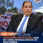 **Vertedero en La Cuaba aún no cuenta con aprobación final de DO Sostenible, afirma director ejecutivo** El director ejecutivo de DO Sostenible, Príamo Ramírez Ubiera, informó que el vertedero que se pretende instalar en La Cuaba todavía no cuenta con la aprobación final del fideicomiso, pese a que ya posee permisos medioambientales otorgados por el Ministerio de Medio Ambiente. Según explicó, hasta el momento no se ha recibido una solicitud formal para evaluar el proyecto. Durante una entrevista en el programa “Despierta con CDN”, Ramírez Ubiera detalló que el proceso requiere primero obtener la licencia medioambiental y la autorización para el manejo de residuos. Posteriormente, esa documentación debe ser presentada ante DO Sostenible, entidad encargada de realizar una evaluación final antes de aprobar cualquier operación. El funcionario aclaró que, si el proyecto cumple con los requisitos, el fideicomiso procede a firmar un contrato con el gestor responsable. Sin embargo, insistió en que hasta ahora no ha existido ningún acercamiento oficial por parte de los promotores del vertedero hacia la institución. Asimismo, señaló que DO Sostenible no tiene atribuciones directas para decidir sobre la instalación de esa infraestructura, debido a que se trata de una iniciativa de carácter privado. Su rol se limita a la evaluación técnica y contractual dentro del marco legal establecido. Ramírez también abordó la aplicación de la Ley 98-25 sobre residuos sólidos, indicando que las contribuciones empresariales fueron modificadas por el Poder Ejecutivo. Explicó que la DGII reportó ingresos cercanos a RD$1,800 millones por estos pagos y que parte de esos fondos serán destinados al fideicomiso, del cual aproximadamente un 40% se utilizaría para cubrir pagos a gestores de residuos. DO Sostenible confirmó que el vertedero proyectado en La Cuaba aún no tiene aprobación definitiva, ya que aunque posee permisos ambientales iniciales, no ha sido sometido formalmente ante el fideicomiso para su evaluación final. La entidad explicó que sin ese proceso no puede autorizarse la operación dentro de su marco institucional. Además, se informó que la Ley 98-25 sobre residuos sólidos ha generado ingresos de aproximadamente RD$1,800 millones a través de contribuciones empresariales, recursos que pasarán por la Tesorería Nacional antes de ser transferidos al fideicomiso para su distribución y gestión correspondiente. Más información en alodigitalrd.com. #AloRD #AloDigitalRD #NoticiasRD #LaCuaba #DOSostenible #MedioAmbienteRD #Vertedero #GestiónDeResiduos