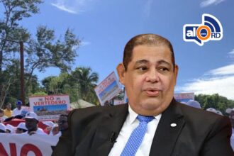 **Vertedero en La Cuaba aún no cuenta con aprobación final de DO Sostenible, afirma director ejecutivo** El director ejecutivo de DO Sostenible, Príamo Ramírez Ubiera, informó que el vertedero que se pretende instalar en La Cuaba todavía no cuenta con la aprobación final del fideicomiso, pese a que ya posee permisos medioambientales otorgados por el Ministerio de Medio Ambiente. Según explicó, hasta el momento no se ha recibido una solicitud formal para evaluar el proyecto. Durante una entrevista en el programa “Despierta con CDN”, Ramírez Ubiera detalló que el proceso requiere primero obtener la licencia medioambiental y la autorización para el manejo de residuos. Posteriormente, esa documentación debe ser presentada ante DO Sostenible, entidad encargada de realizar una evaluación final antes de aprobar cualquier operación. El funcionario aclaró que, si el proyecto cumple con los requisitos, el fideicomiso procede a firmar un contrato con el gestor responsable. Sin embargo, insistió en que hasta ahora no ha existido ningún acercamiento oficial por parte de los promotores del vertedero hacia la institución. Asimismo, señaló que DO Sostenible no tiene atribuciones directas para decidir sobre la instalación de esa infraestructura, debido a que se trata de una iniciativa de carácter privado. Su rol se limita a la evaluación técnica y contractual dentro del marco legal establecido. Ramírez también abordó la aplicación de la Ley 98-25 sobre residuos sólidos, indicando que las contribuciones empresariales fueron modificadas por el Poder Ejecutivo. Explicó que la DGII reportó ingresos cercanos a RD$1,800 millones por estos pagos y que parte de esos fondos serán destinados al fideicomiso, del cual aproximadamente un 40% se utilizaría para cubrir pagos a gestores de residuos. DO Sostenible confirmó que el vertedero proyectado en La Cuaba aún no tiene aprobación definitiva, ya que aunque posee permisos ambientales iniciales, no ha sido sometido formalmente ante el fideicomiso para su evaluación final. La entidad explicó que sin ese proceso no puede autorizarse la operación dentro de su marco institucional. Además, se informó que la Ley 98-25 sobre residuos sólidos ha generado ingresos de aproximadamente RD$1,800 millones a través de contribuciones empresariales, recursos que pasarán por la Tesorería Nacional antes de ser transferidos al fideicomiso para su distribución y gestión correspondiente. Más información en alodigitalrd.com. #AloRD #AloDigitalRD #NoticiasRD #LaCuaba #DOSostenible #MedioAmbienteRD #Vertedero #GestiónDeResiduos