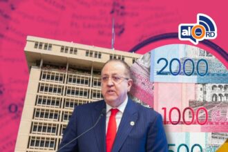 **Gobierno dominicano dispone de hasta RD$45 mil millones para enfrentar crisis por alza del petróleo, afirma Magín Díaz** El ministro de Hacienda y Economía, Magín Díaz, informó que la República Dominicana cuenta con un margen de hasta RD$45 mil millones en gasto adicional para mitigar los efectos económicos provocados por el aumento internacional del petróleo, impulsado por el conflicto entre Israel, Estados Unidos e Irán. Díaz explicó que el país ha logrado mantener uno de los menores incrementos en los precios de los combustibles de América Latina, como resultado de las medidas adoptadas por el Gobierno para proteger el poder adquisitivo de la población y reducir el impacto sobre los sectores productivos. Según detalló, mientras en Chile el gasoil y la gasolina han acumulado aumentos de 62 % y 32 %, respectivamente, en República Dominicana esos incrementos se mantienen en 13.6 % para el gasoil y 11.4 % para la gasolina, reflejando una menor presión sobre los consumidores. El funcionario indicó que este manejo responde a una estrategia de contención fiscal que permite al Estado actuar sin incumplir la regla de gasto primario establecida en el marco fiscal vigente. No obstante, advirtió que utilizar ese espacio podría generar un aumento del déficit fiscal. A pesar de ello, aseguró que ante la magnitud del choque externo, la prioridad del Gobierno es preservar la estabilidad económica nacional y evitar mayores efectos negativos en los hogares dominicanos. También reiteró que continuarán evaluando el panorama internacional para aplicar nuevas medidas si fuese necesario. Magín Díaz afirmó que el Gobierno dominicano dispone de hasta RD$45 mil millones en gasto adicional para enfrentar los efectos de la crisis internacional provocada por el alza del petróleo. Explicó que esta capacidad fiscal permitiría reducir el impacto económico sin violar las reglas presupuestarias actuales, aunque podría aumentar el déficit fiscal. El ministro destacó además que República Dominicana ha logrado mantener menores aumentos en los precios de los combustibles frente a otros países de la región, gracias a las medidas implementadas para contener los efectos del conflicto geopolítico y proteger el poder adquisitivo de la población. Más información en alodigitalrd.com. #AloRD #AloDigitalRD #NoticiasRD #MagínDíaz #EconomíaRD #CombustiblesRD #MinisterioDeHacienda #FinanzasRD
