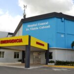**Médicos denuncian precariedades y realizan vigilia en el Hospital Vinicio Calventi** Médicos del Hospital General Doctor Vinicio Calventi realizaron una vigilia de aproximadamente 12 horas para denunciar las condiciones precarias en las que, aseguran, opera el centro de salud. La nutrióloga clínica y delegada del hospital, Claumery de los Santos, señaló deficiencias en la alimentación hospitalaria, falta de higiene, escasez de equipos médicos, sábanas, aire acondicionado y carencia de personal médico e insumos de laboratorio, afirmando que muchos pacientes no reciben todos los estudios necesarios por falta de recursos. Además, denunciaron bajos salarios para médicos que realizan jornadas de hasta 24 horas y la falta de equipos esenciales como tomógrafos, electrocardiogramas, rayos X y sonografías, especialmente en el área de emergencia. Sin embargo, el director del hospital, José Alfaro, rechazó las acusaciones y atribuyó algunas dificultades al proceso de remodelación del centro, asegurando que el hospital ha mejorado significativamente y que los servicios continúan brindándose, incluso a pacientes sin seguro médico. Más información en alodigitalrd.com. #HospitalCalventi #SectorSalud #MédicosRD #SaludPública #SNS #AloRD #AloDigitalRD #NoticiasRD